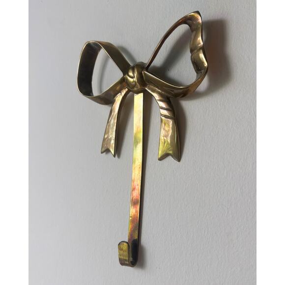 Vintage Solid Brass Bow Wall Hook Decorative Ribbon Hanger Patina - Picture 3 of 4